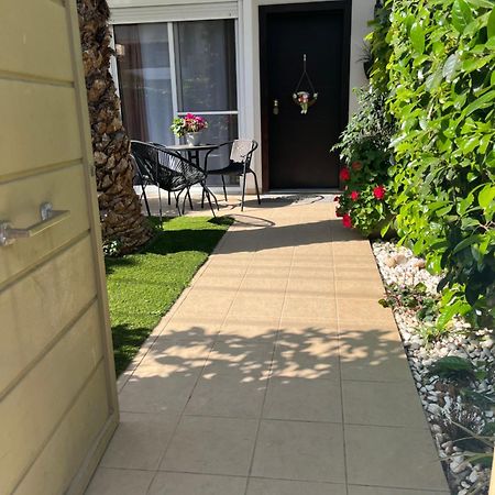 Elegant Glyfada Apartment-Private Garden-Near Metro アテネ エクステリア 写真