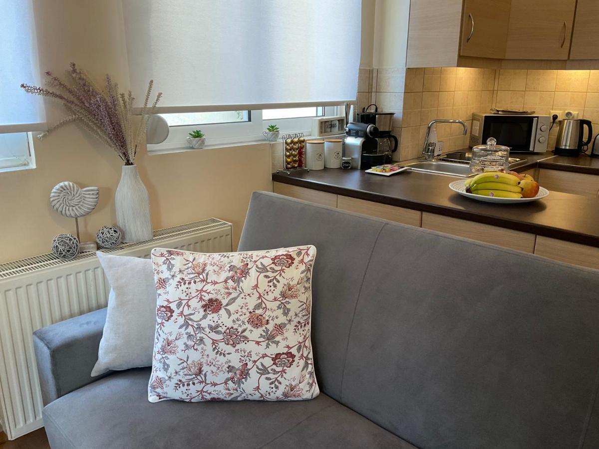 Elegant Glyfada Apartment-Private Garden-Near Metro アテネ エクステリア 写真